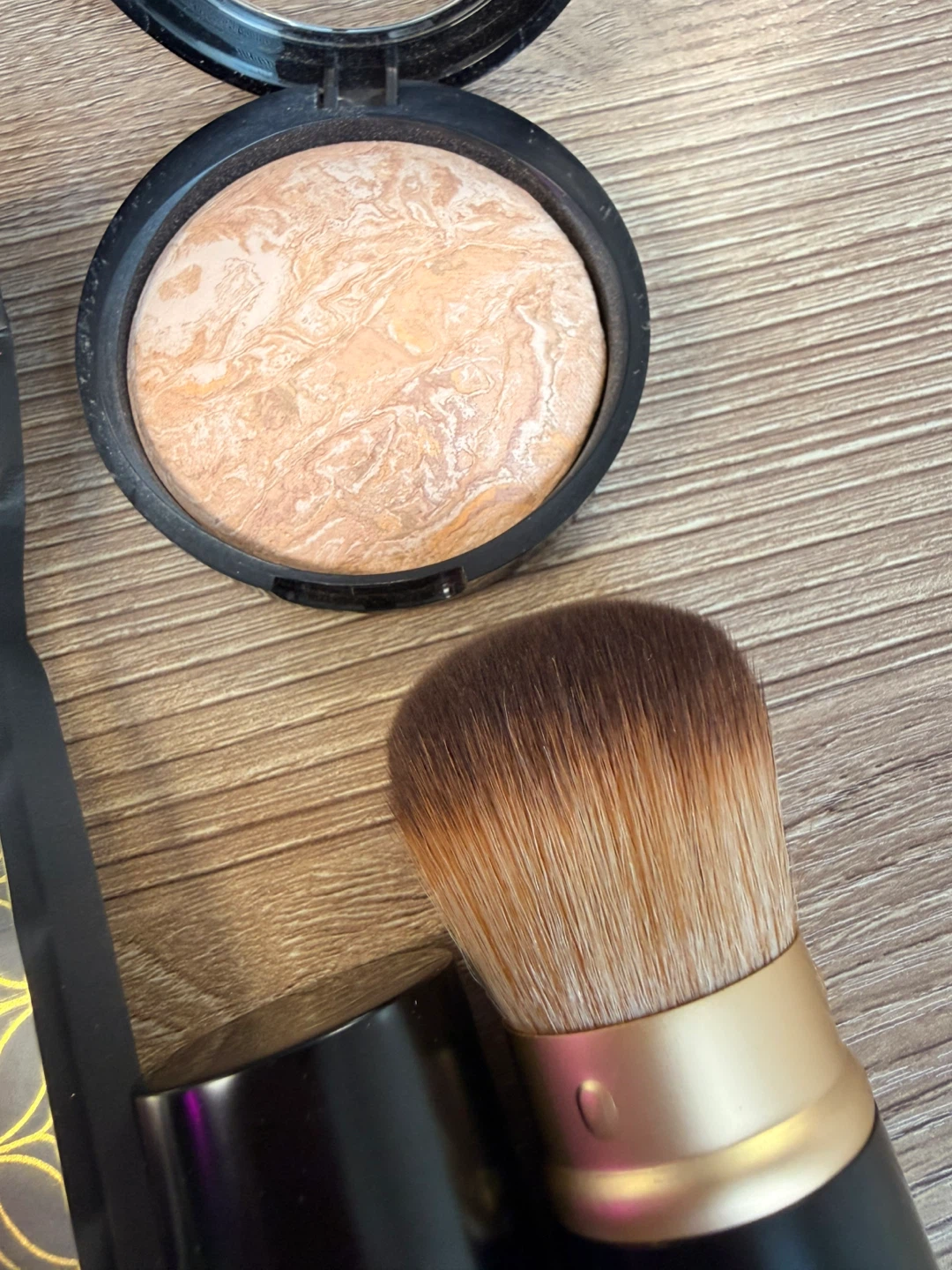 New Laura Geller bake and brighten powder color Light - photo 3