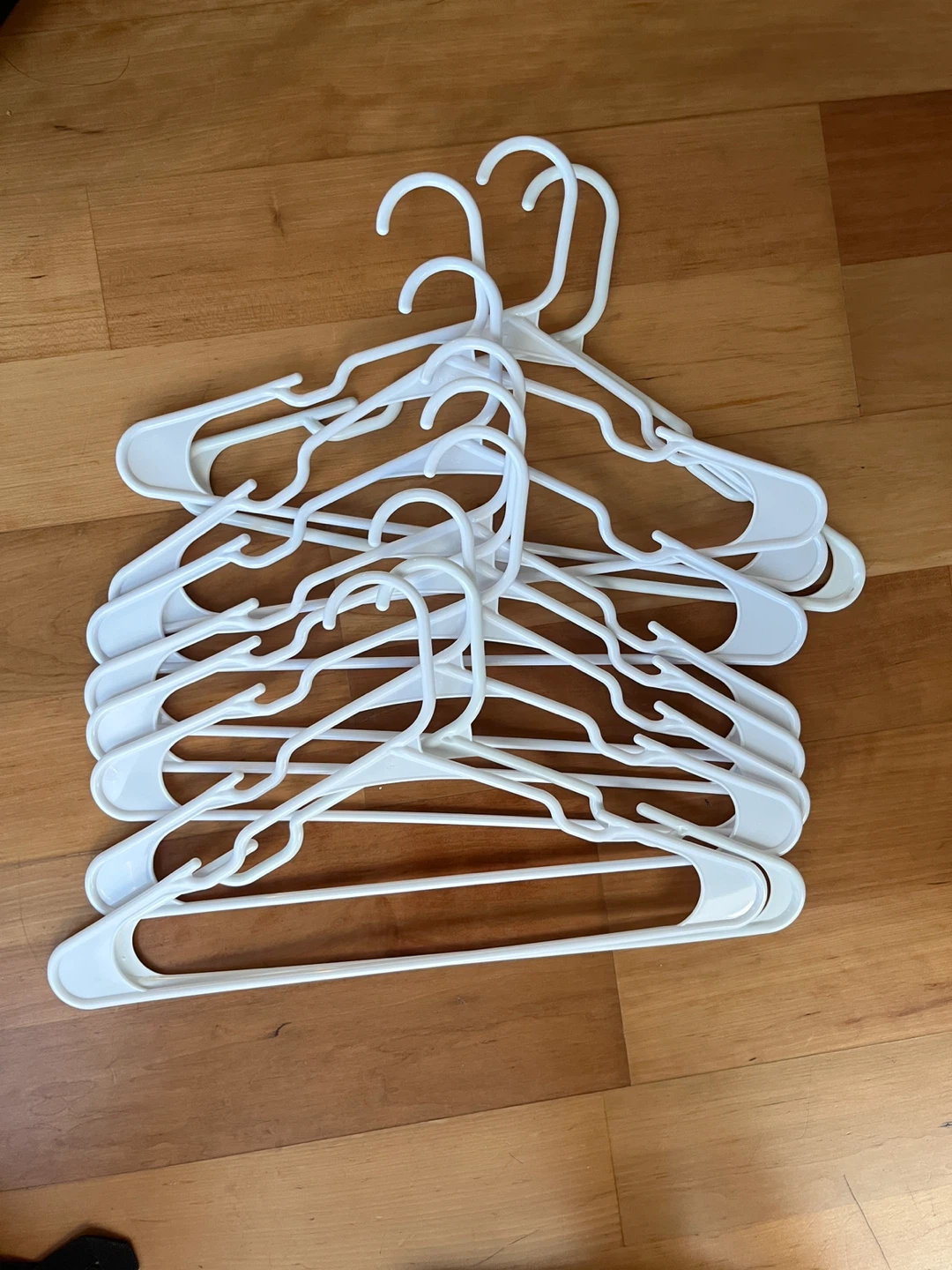 Set of 10 White Plastic Hangers - photo 2