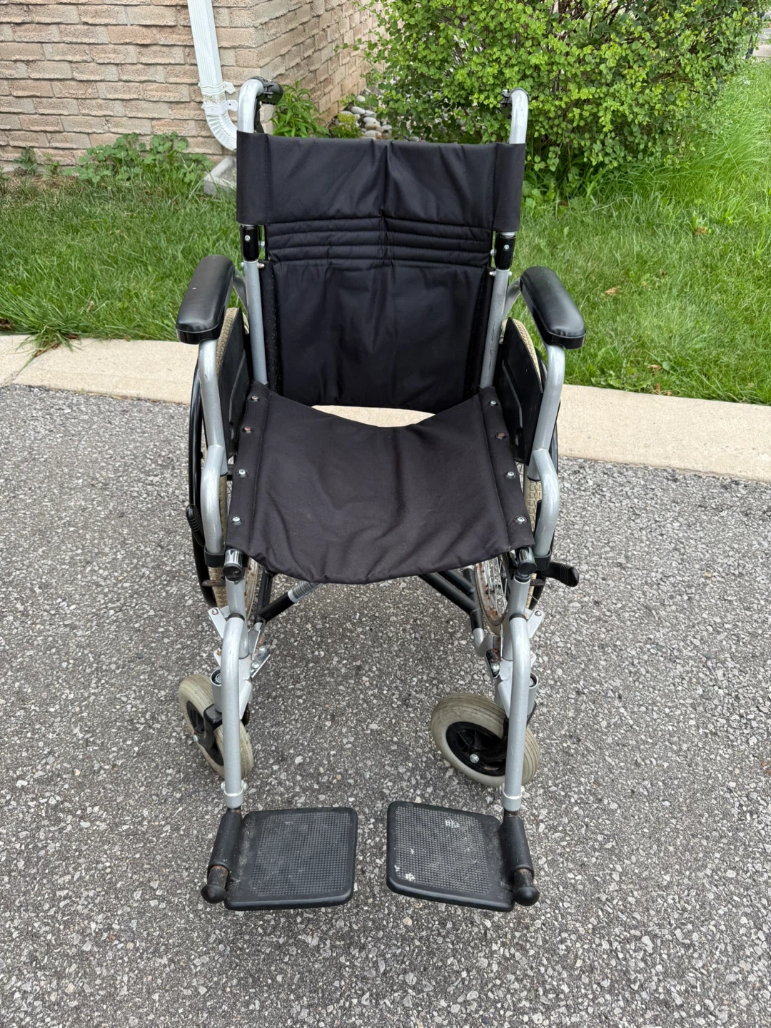 Standard Manual Wheelchair with Removable Footrests