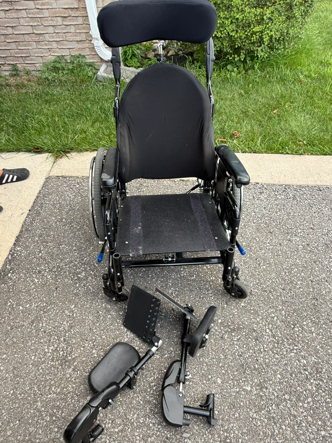 Premium 18x18 Manual Tilt Chair with Back Support and Headrest - photo 2