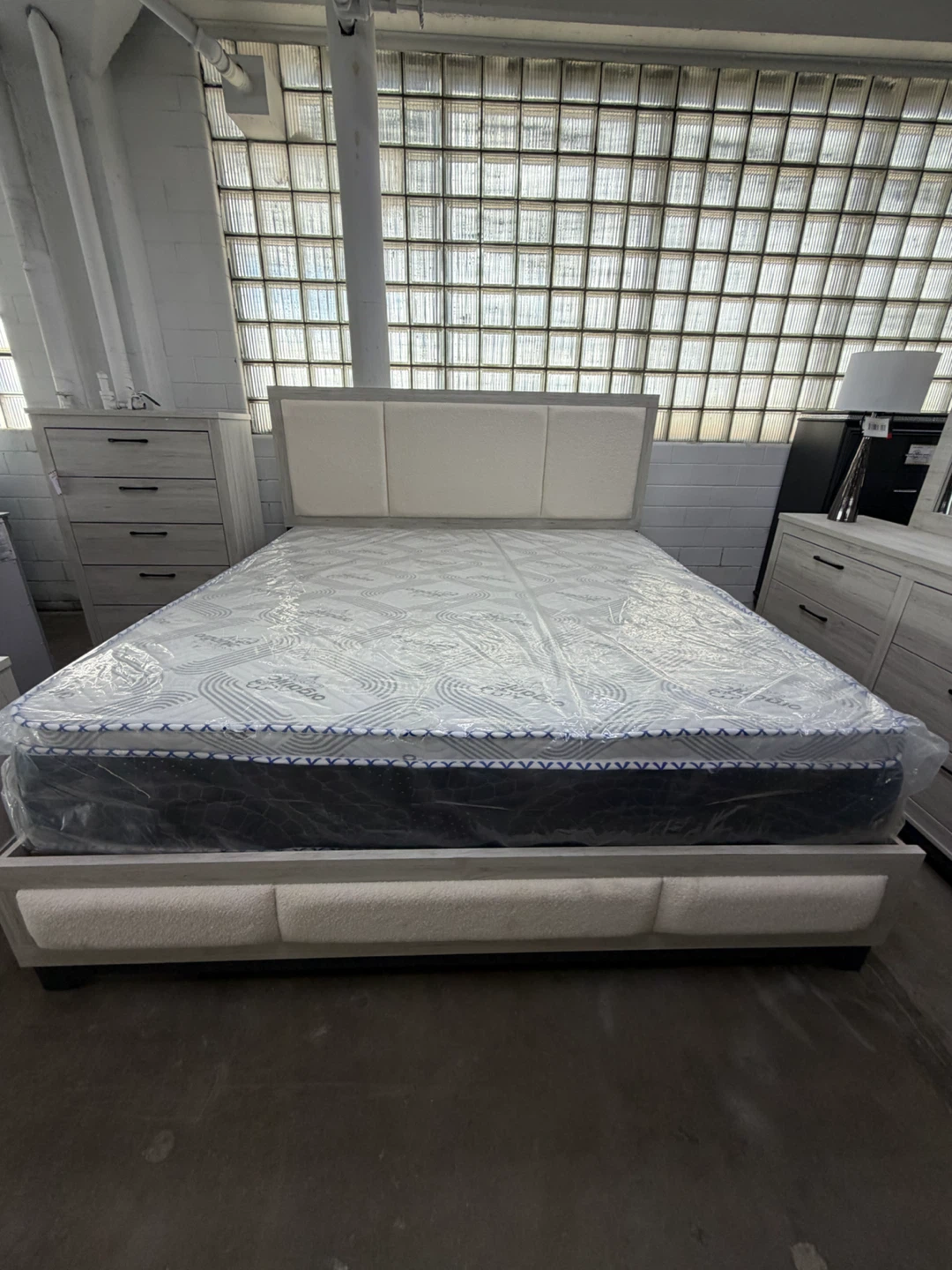 Queen 4pc bedroom set - photo 2