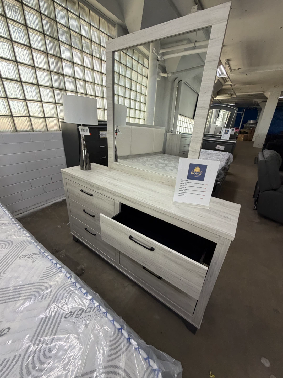 Queen 4pc bedroom set - photo 3