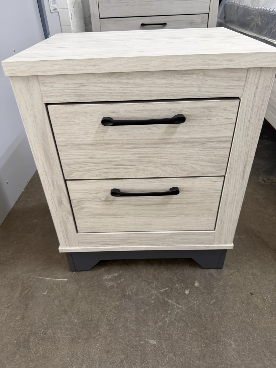 Queen 4pc bedroom set - photo 4