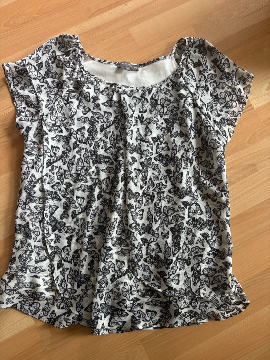 Women’s Butterflies Shirt Size Large $5 firm