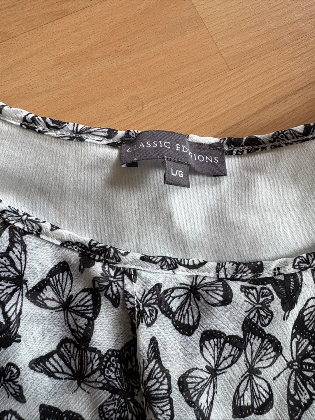 Women’s Butterflies Shirt Size Large $5 firm - photo 2