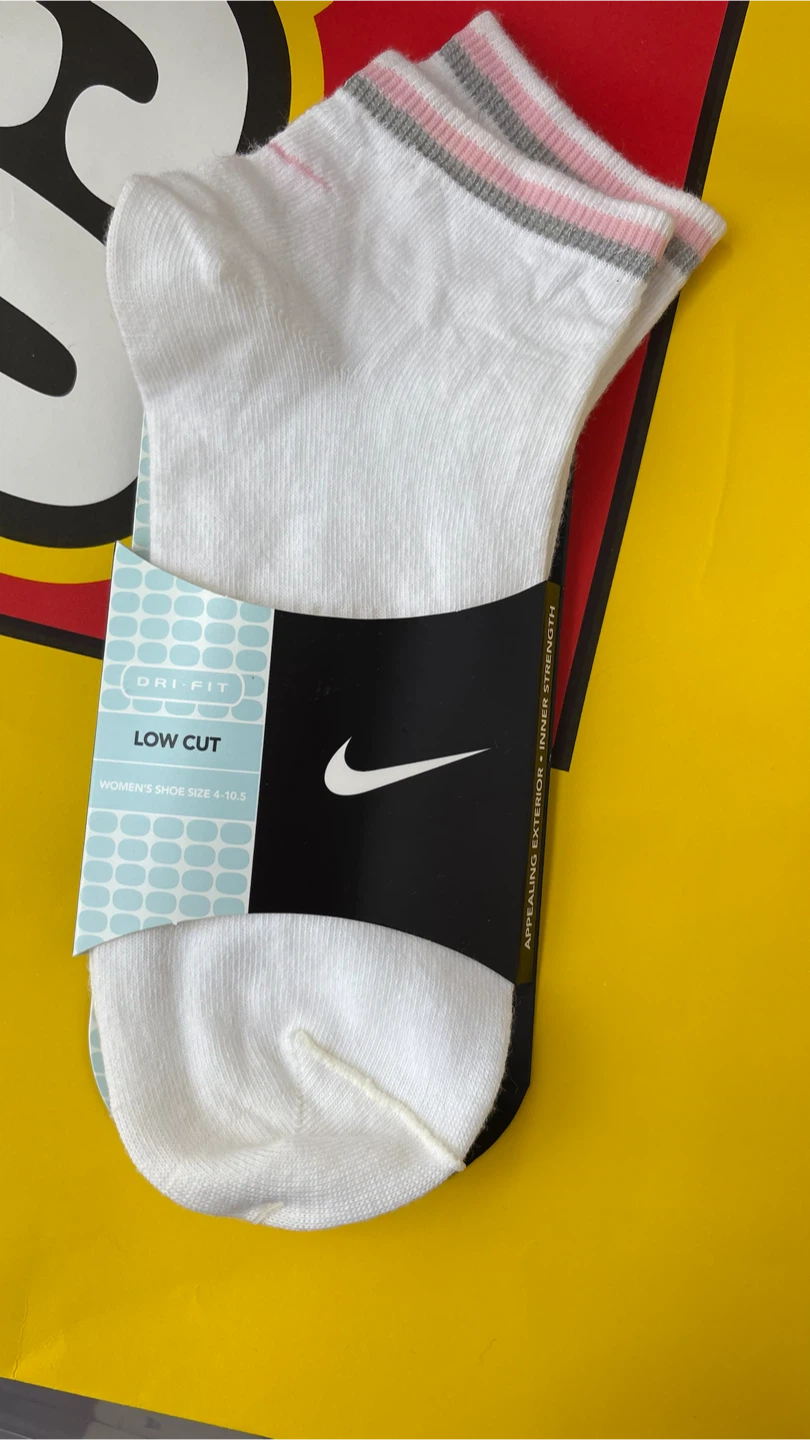 Nike Women's Dri-FIT Low Cut Socks - photo 5