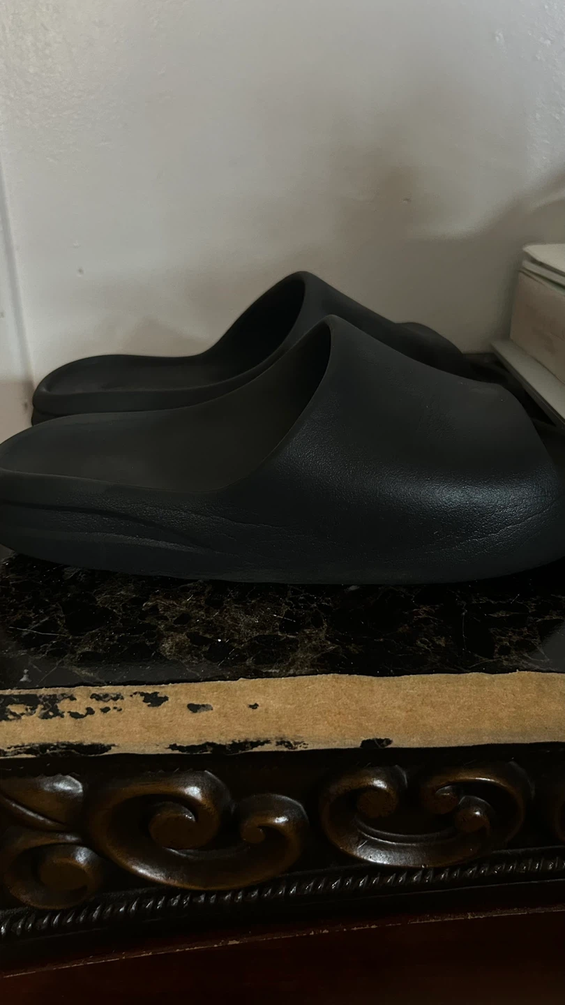 Black Adidas yezzi slides, 9 in men