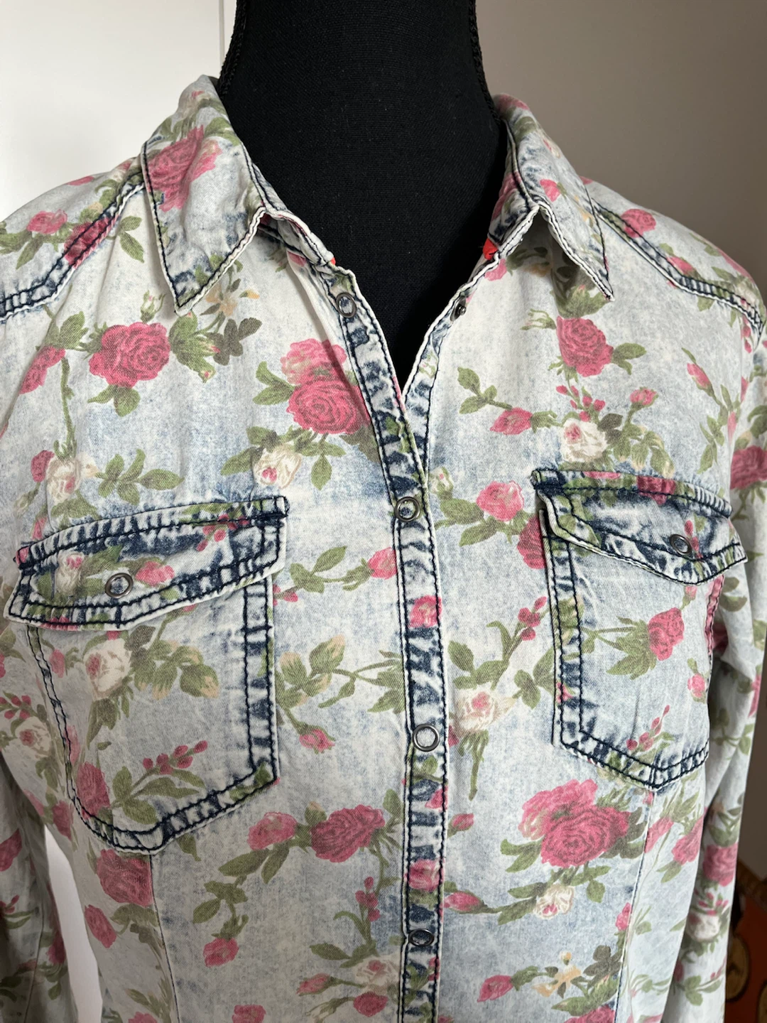 Junior Women’s Vintage Soft Cotton Shirt Size Small