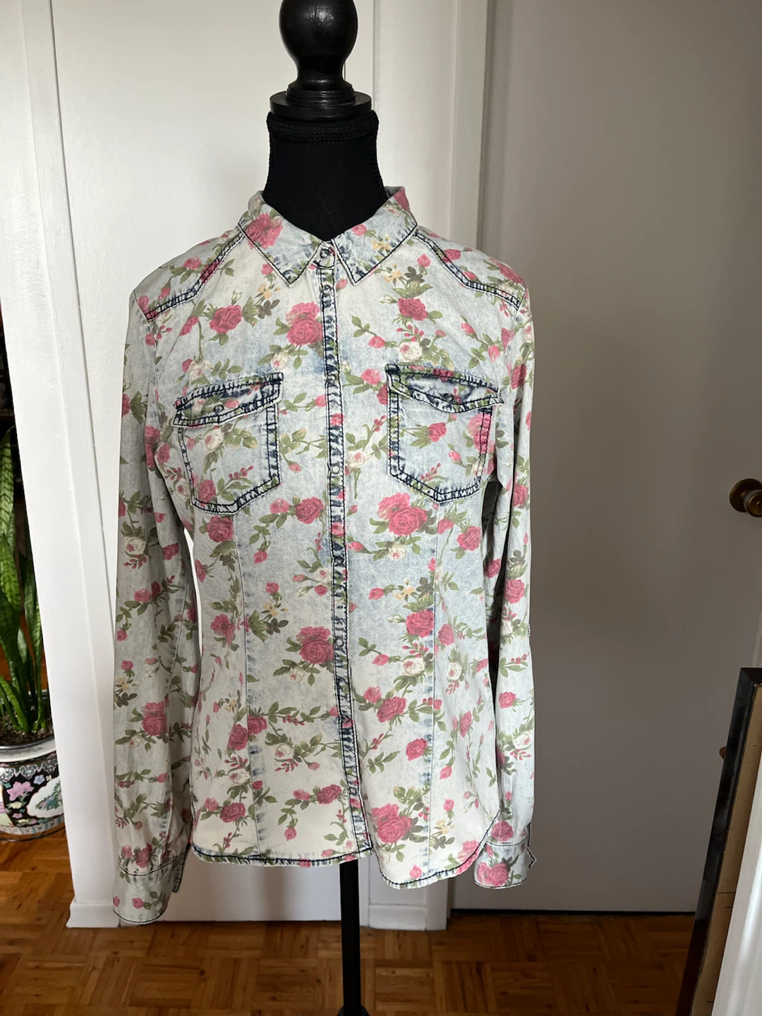 Junior Women’s Vintage Soft Cotton Shirt Size Small - photo 2