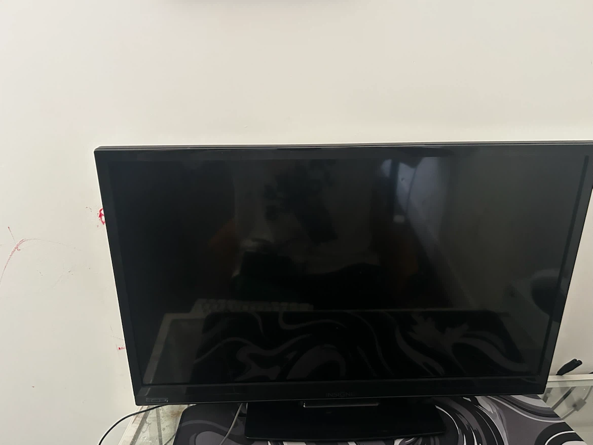 Insignia 39" LED TV - photo 2