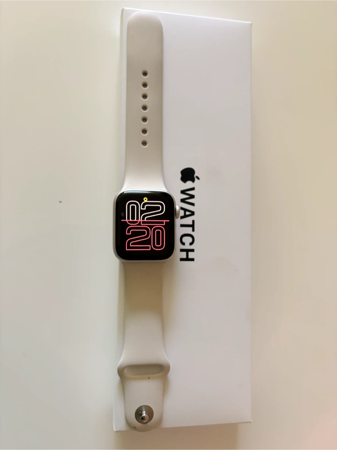 Apple Watch SE with White Band - photo 2