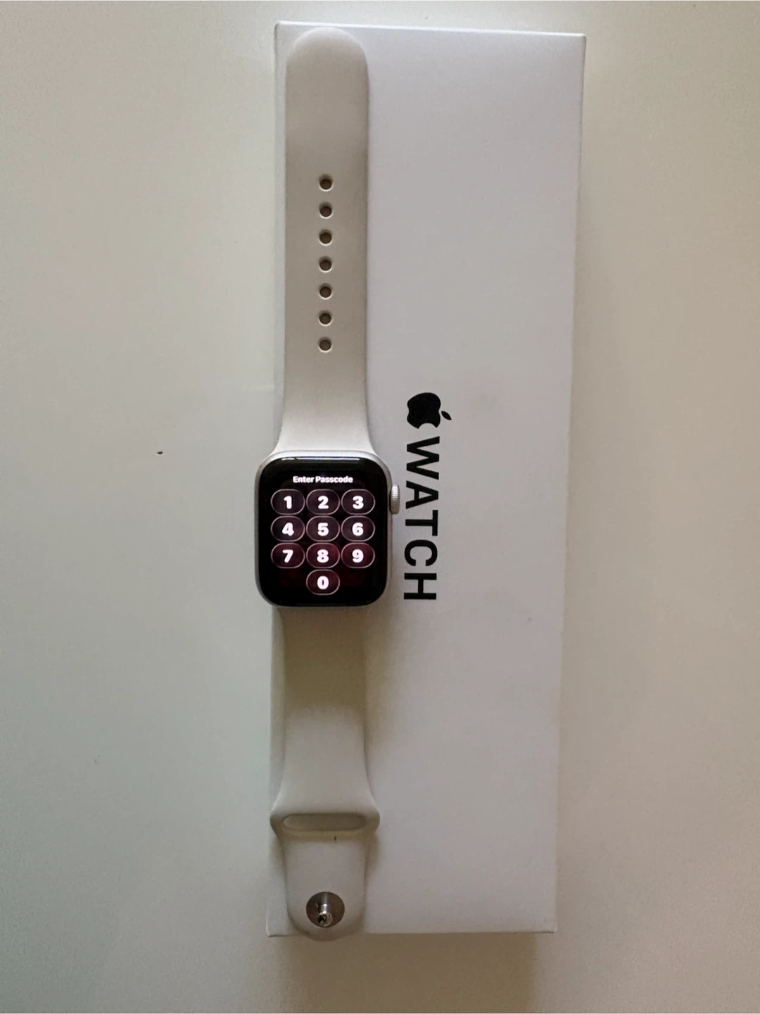 Apple Watch SE with White Band - photo 3