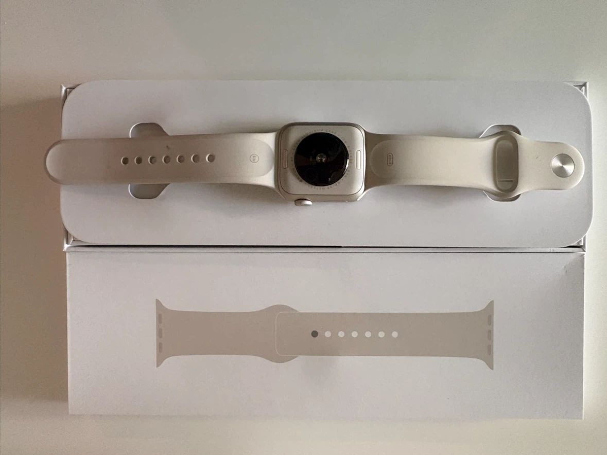 Apple Watch SE with White Band - photo 5