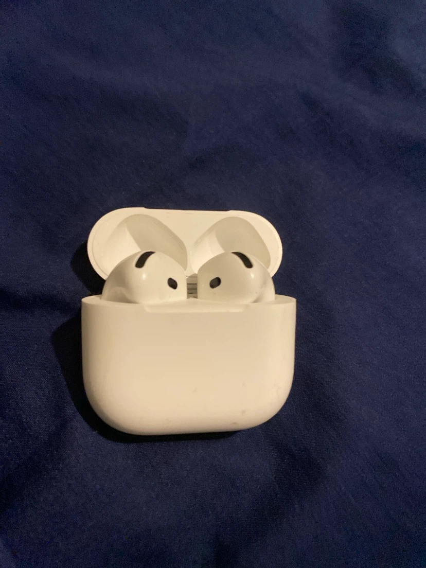 Apple AirPods  (4nd Generation)