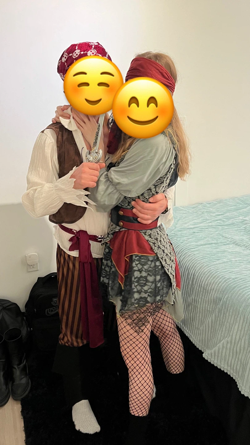 Couple's Pirate Costume Set — His & Hers (Men's M / Women's S) - photo 2