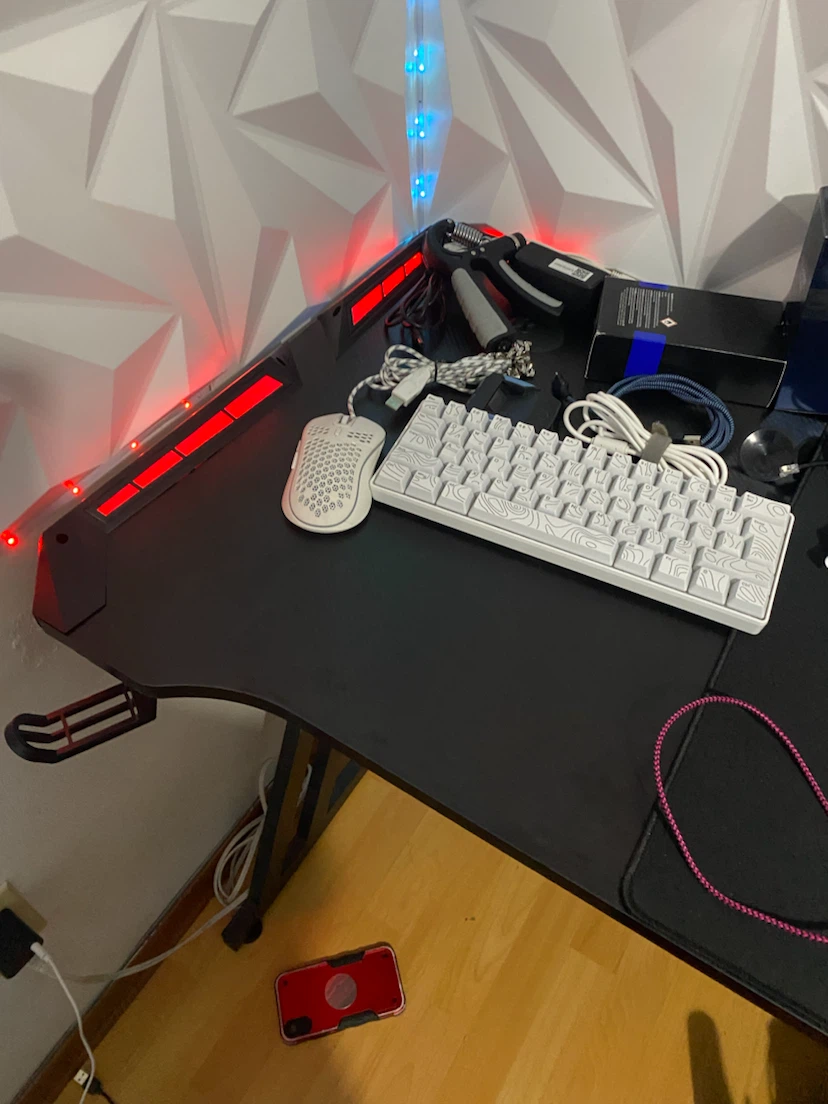 Gaming desk 62.99inch almost new - photo 2