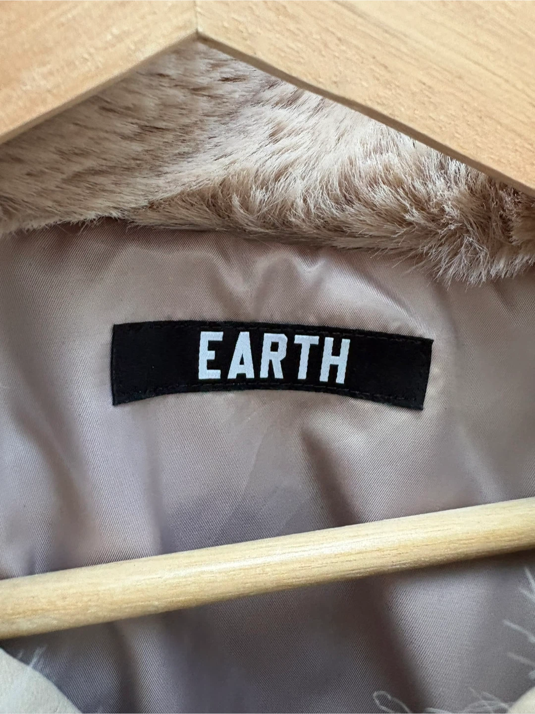 Beige short fur jacket - photo 2
