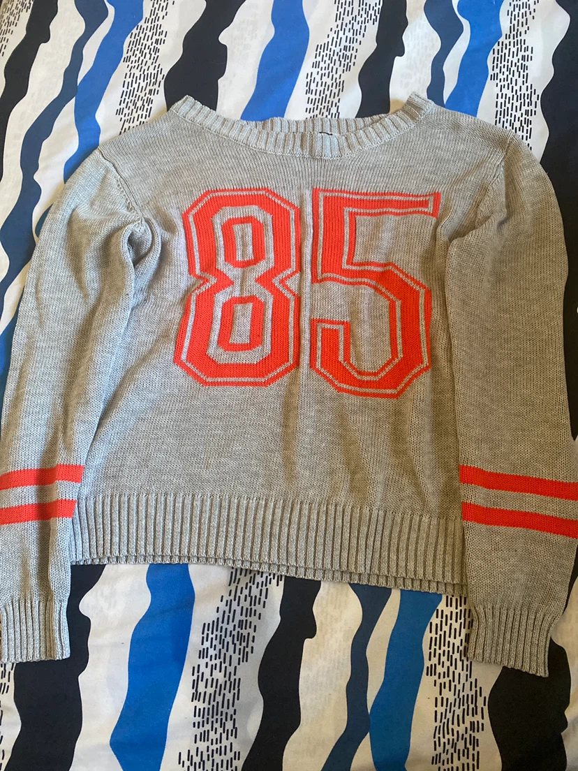 Grey Sweater with '85' Graphic