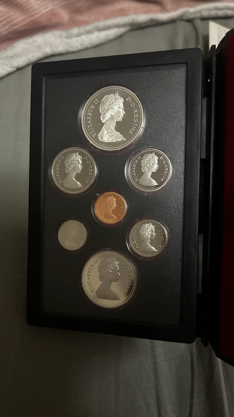 1982 Canadian Coin Collection Set silver dollar - photo 2