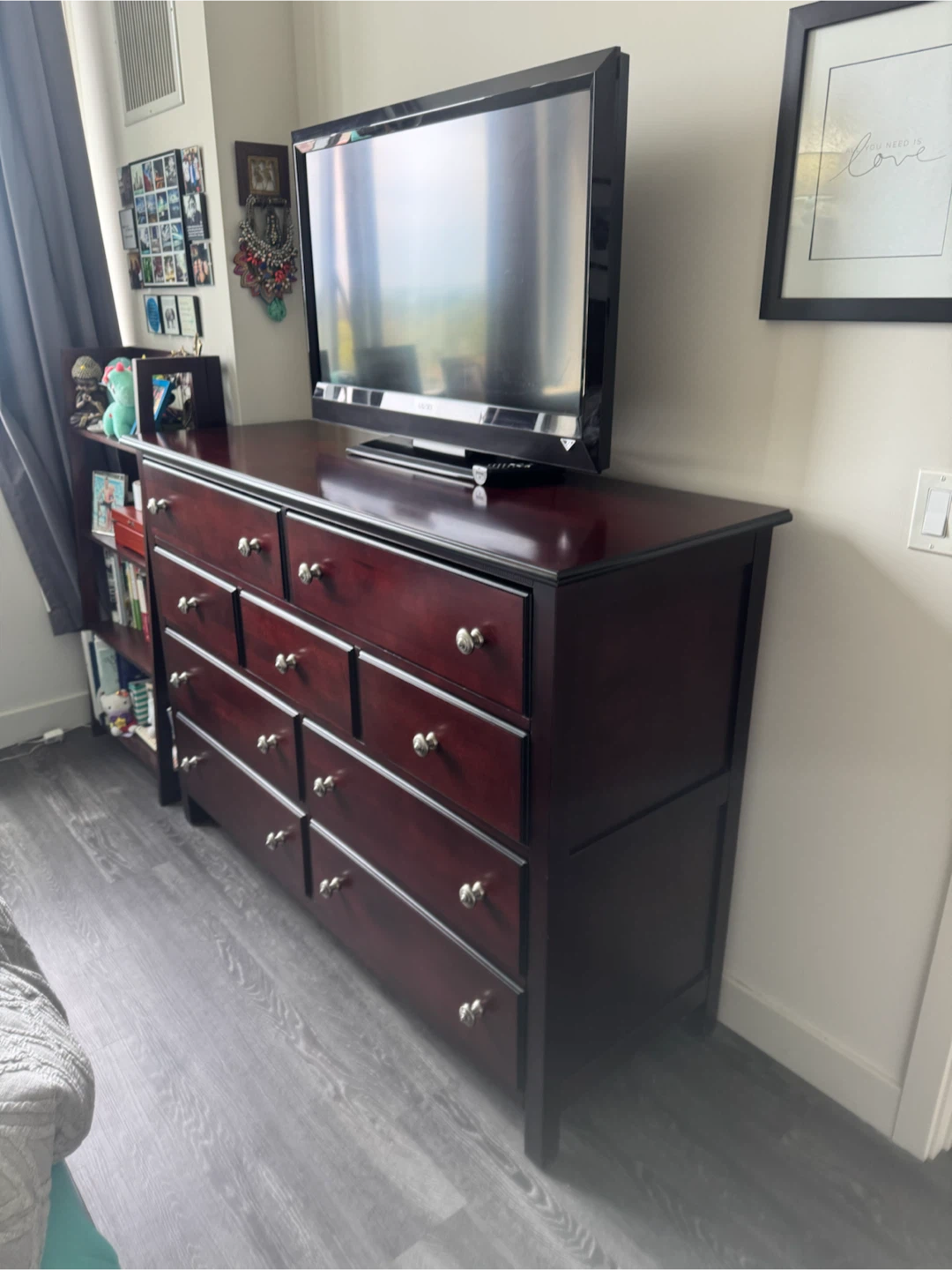 Beautiful Murray Hill solid wood dresser in excellent condition! - photo 2