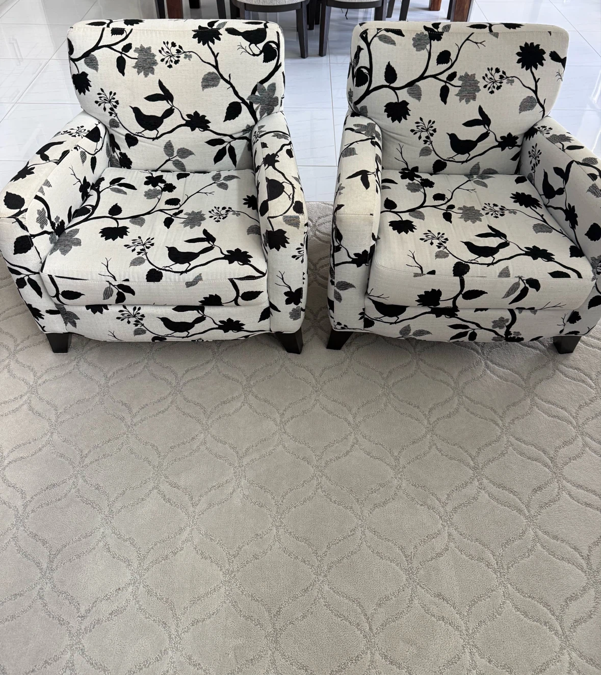 2 accents chairs with matching ottoman’s - photo 2