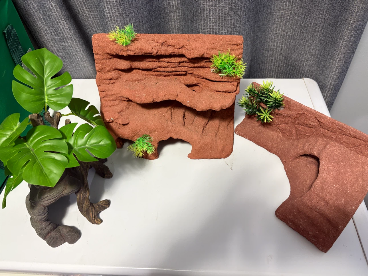 Terrarium Hideouts and Artificial Plants