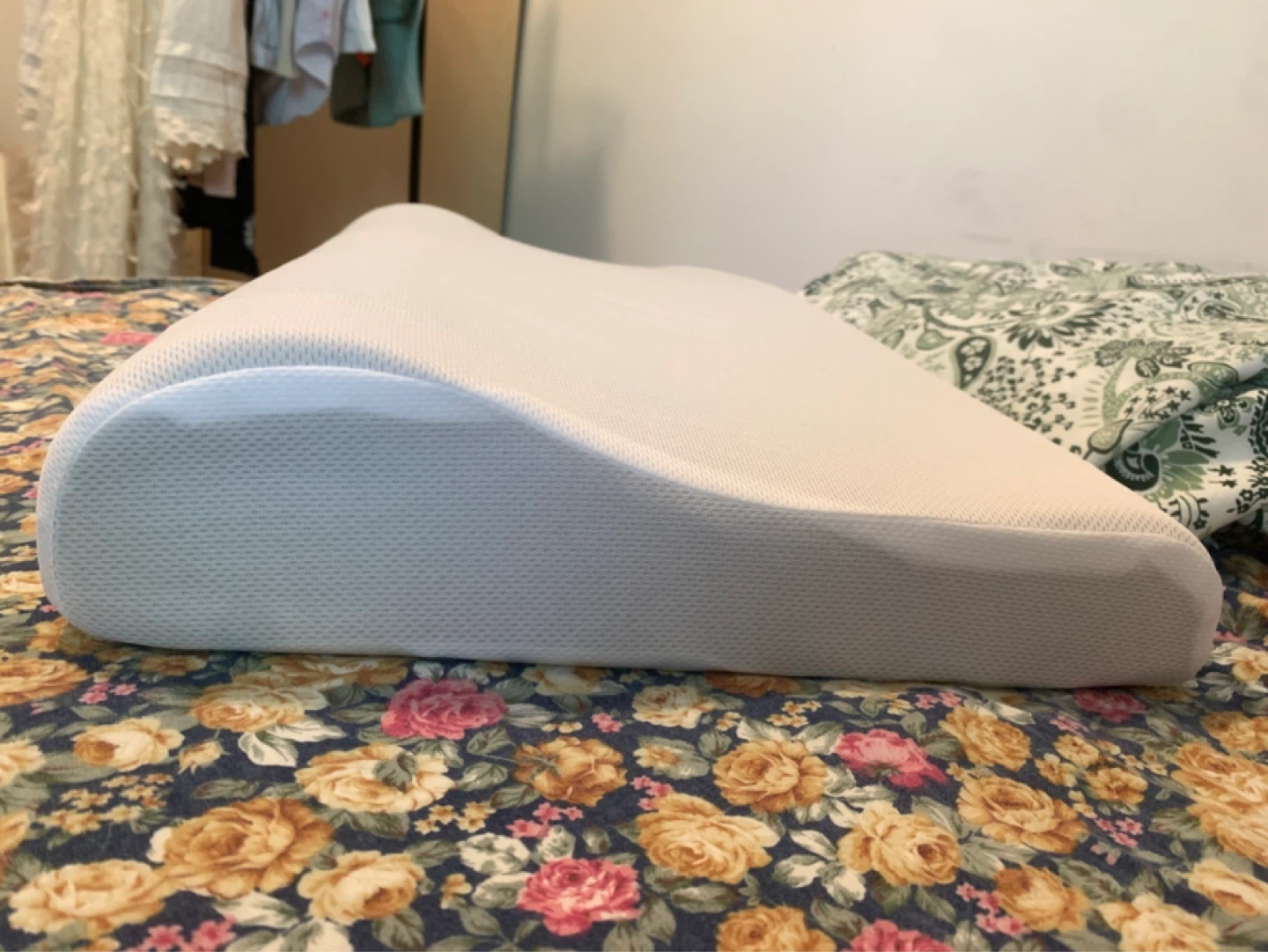 White Contoured Memory Foam Pillow - photo 3