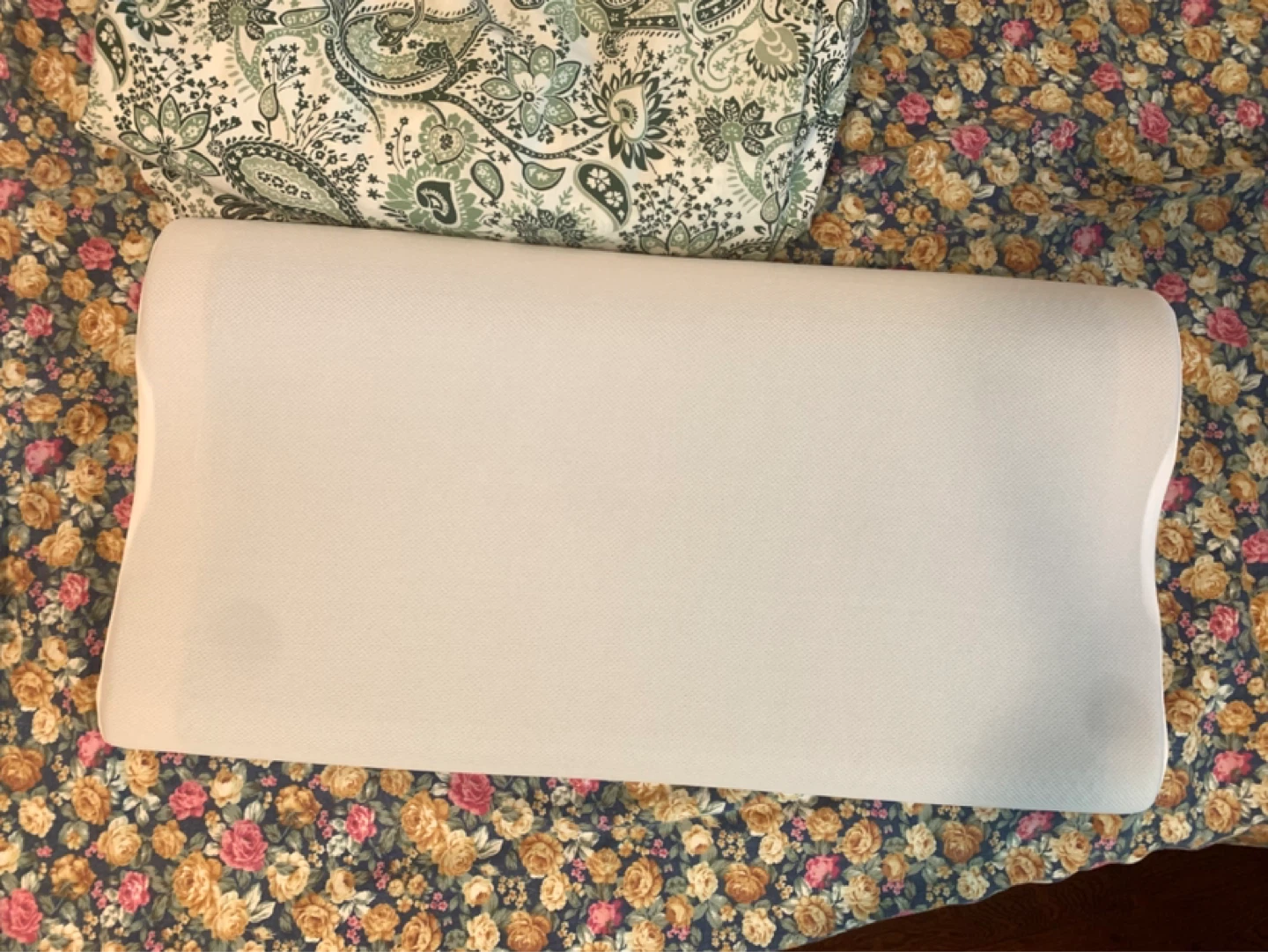White Contoured Memory Foam Pillow