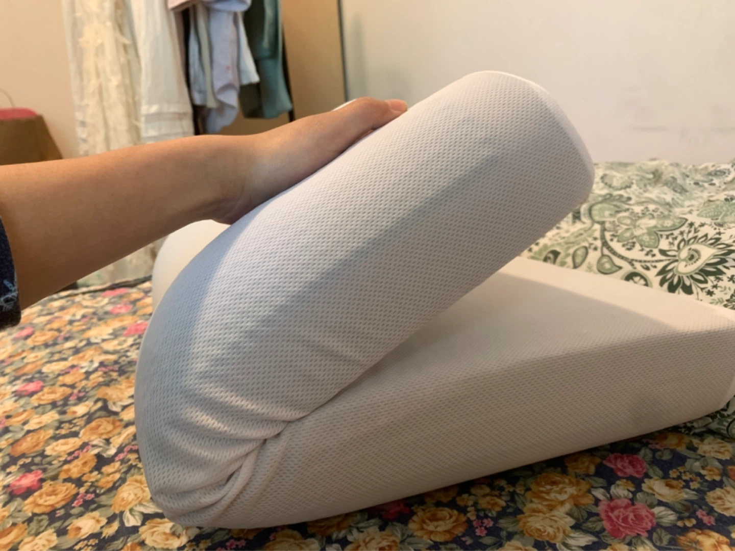 White Contoured Memory Foam Pillow - photo 2