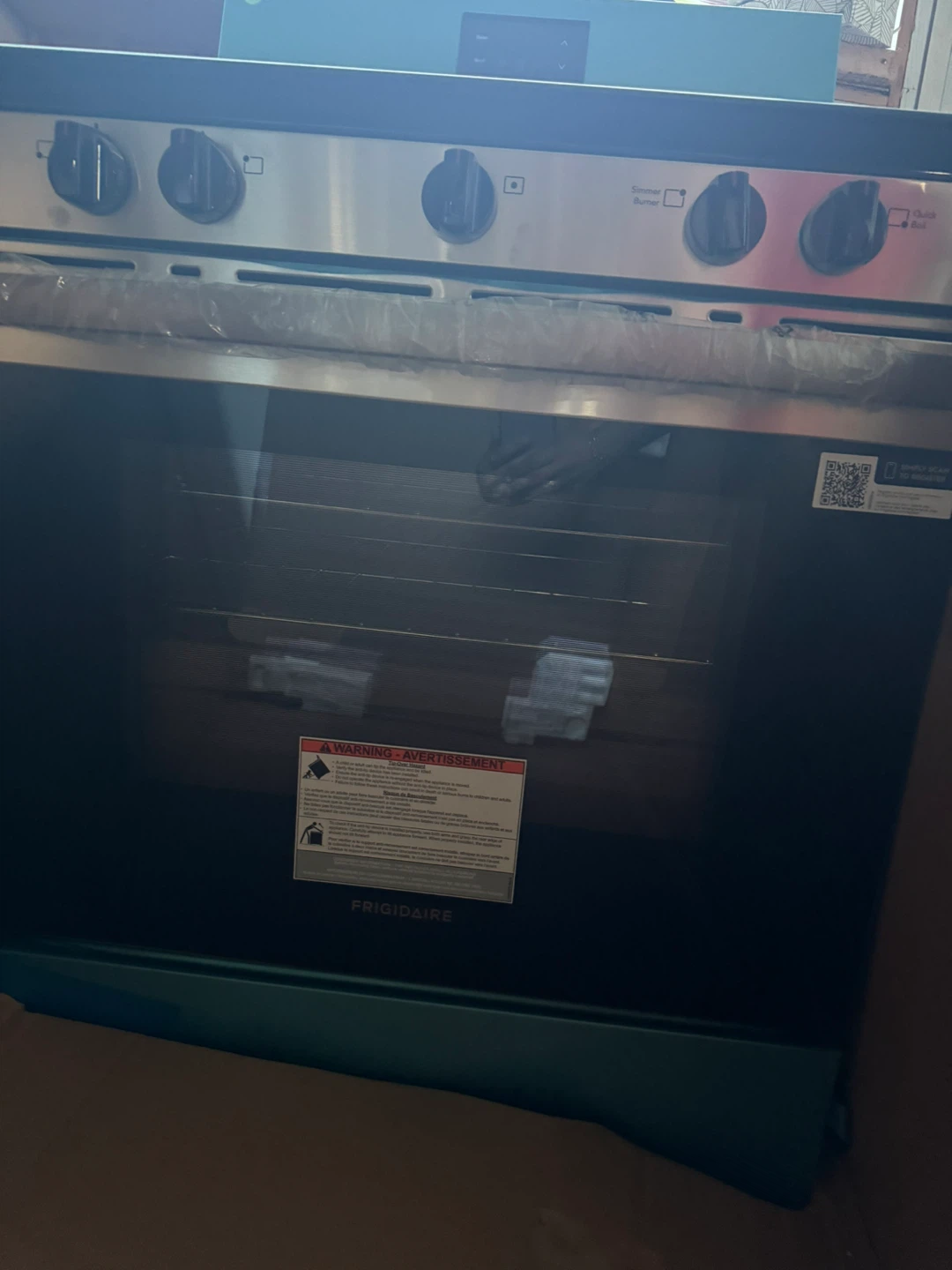 Brand-new Frigidaire 30-inch freestanding gas stove - photo 3
