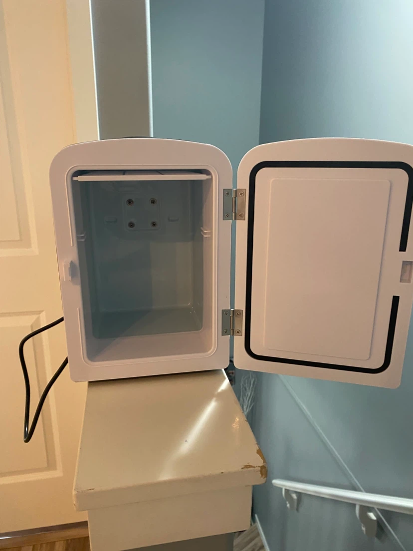 Frigidaire Mini Fridge - photo 3
