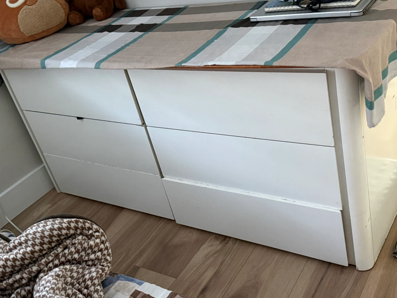White 6-Drawer Dresser