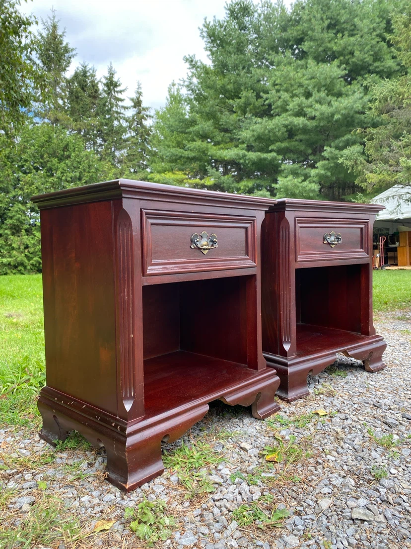 Pair of Gibbard Solid Mahagony Wood Nightstands (CAN DELIVER) - photo 4