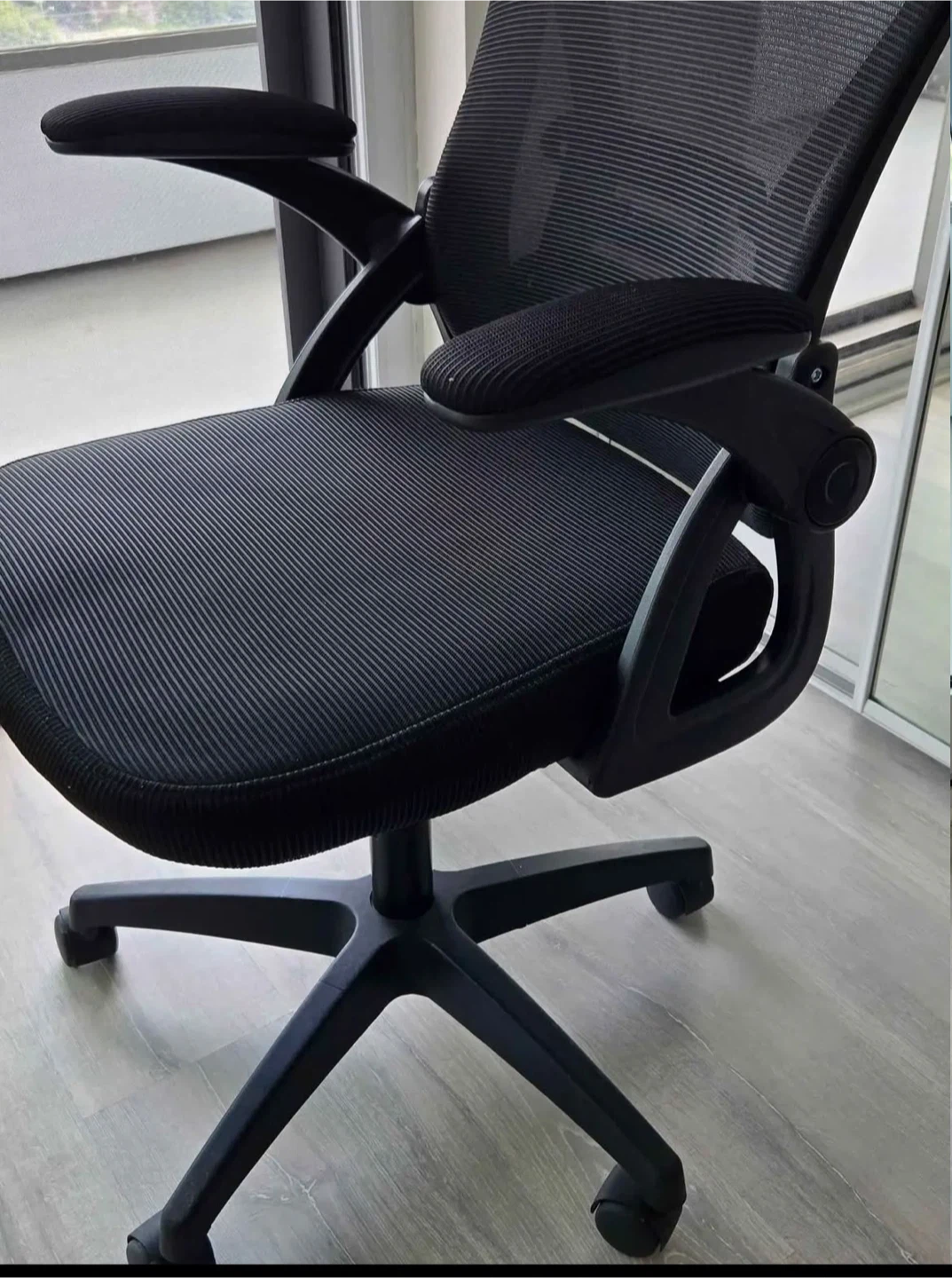 Black Mesh Office Chair - photo 2