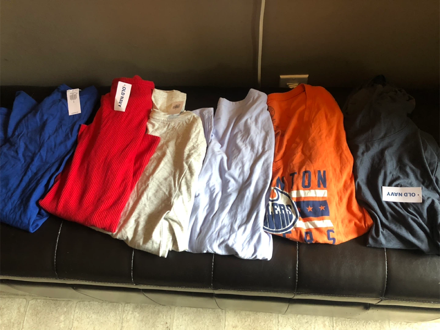 LOT: 5 NEW Old Navy & Edmonton Oilers T-Shirts Bundle