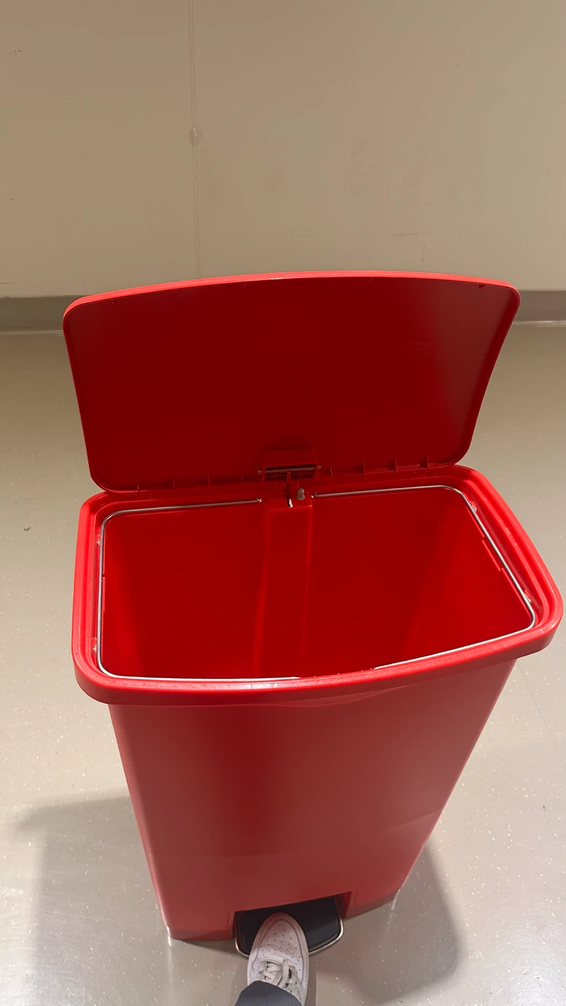 Rubbermaid Step-On Trash Can - Red - photo 4