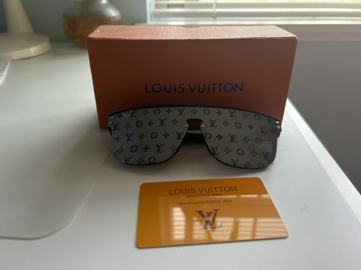 SUNGLASSES