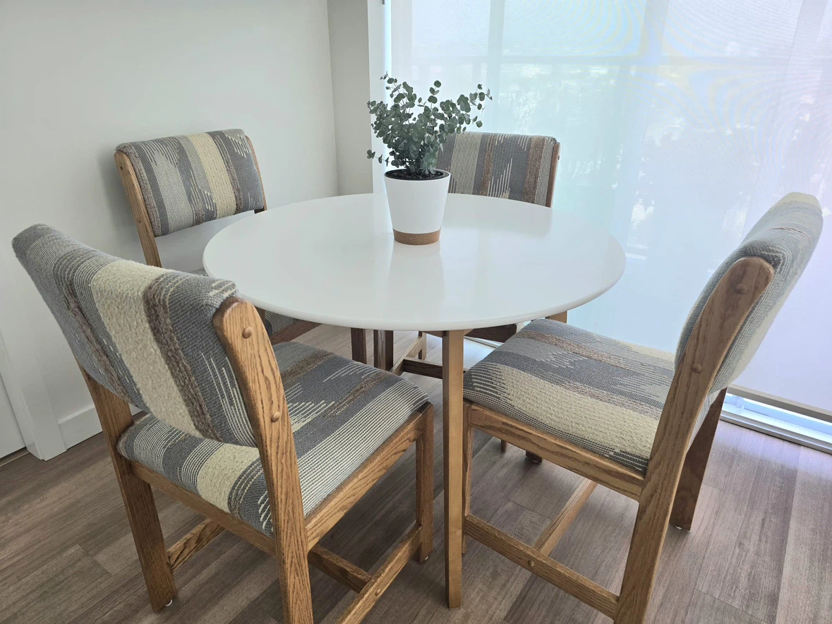 Round White Dining Table with 4 Upholstered Chairs