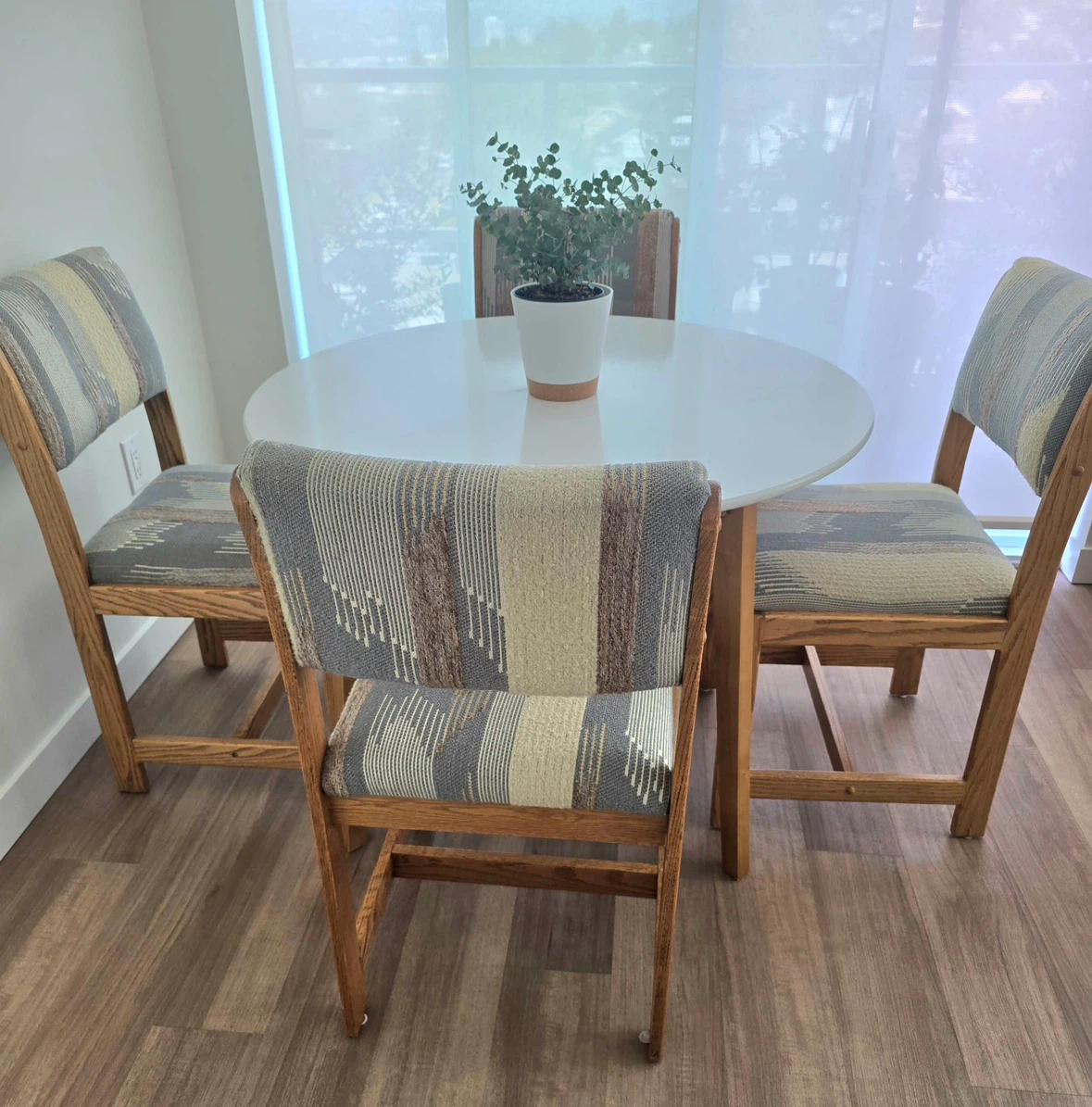 Round White Dining Table with 4 Upholstered Chairs - photo 2