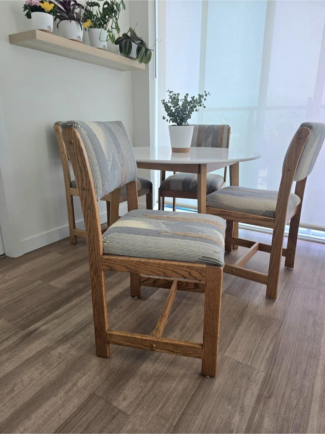 Round White Dining Table with 4 Upholstered Chairs - photo 3