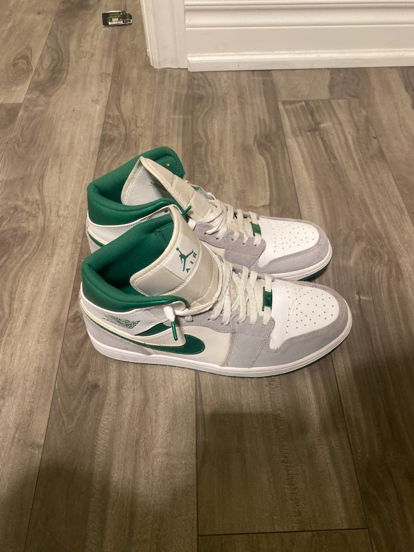 Air Jordan 1 Mid SE "Light Smoke Grey" Size 11