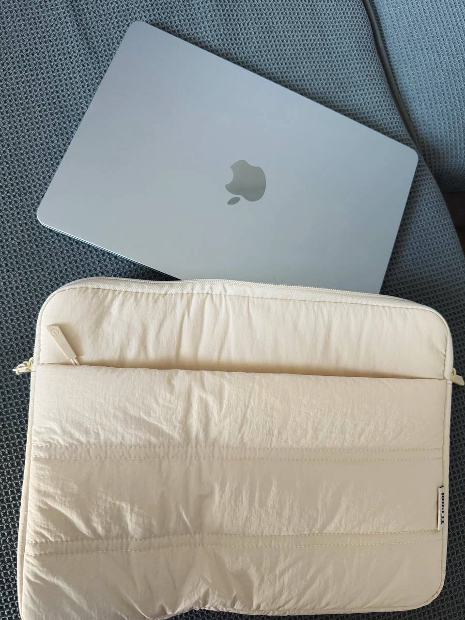 Puffy laptop sleeve 13.5 inch — beige