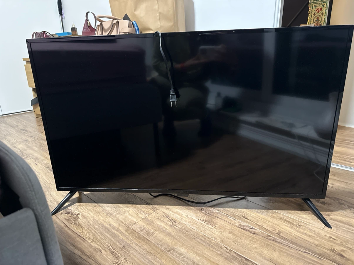Insignia 42" 1080p LED Smart TV - photo 2