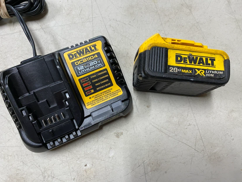 Dewalt 20v 4ah battery and charger