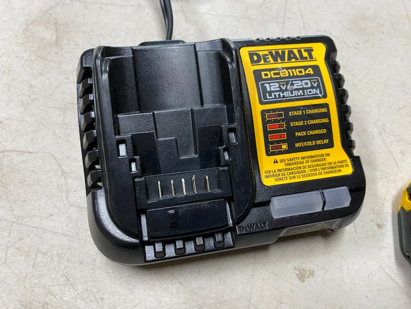 Dewalt 20v 4ah battery and charger - photo 2