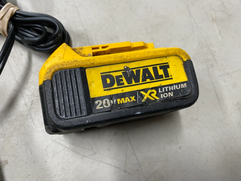 Dewalt 20v 4ah battery and charger - photo 3