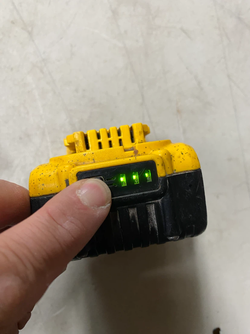Dewalt 20v 4ah battery and charger - photo 4