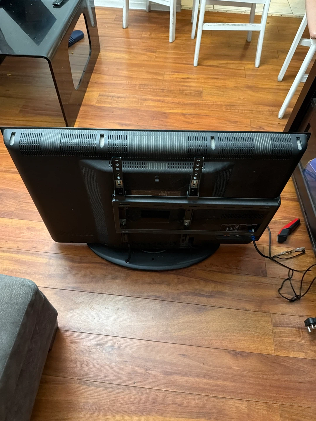 Toshiba Flat Screen TV 40 inches - photo 2