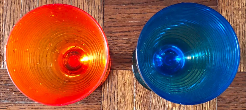 Set of 2 Plastic Wine Glasses - Orange and Blue - photo 2