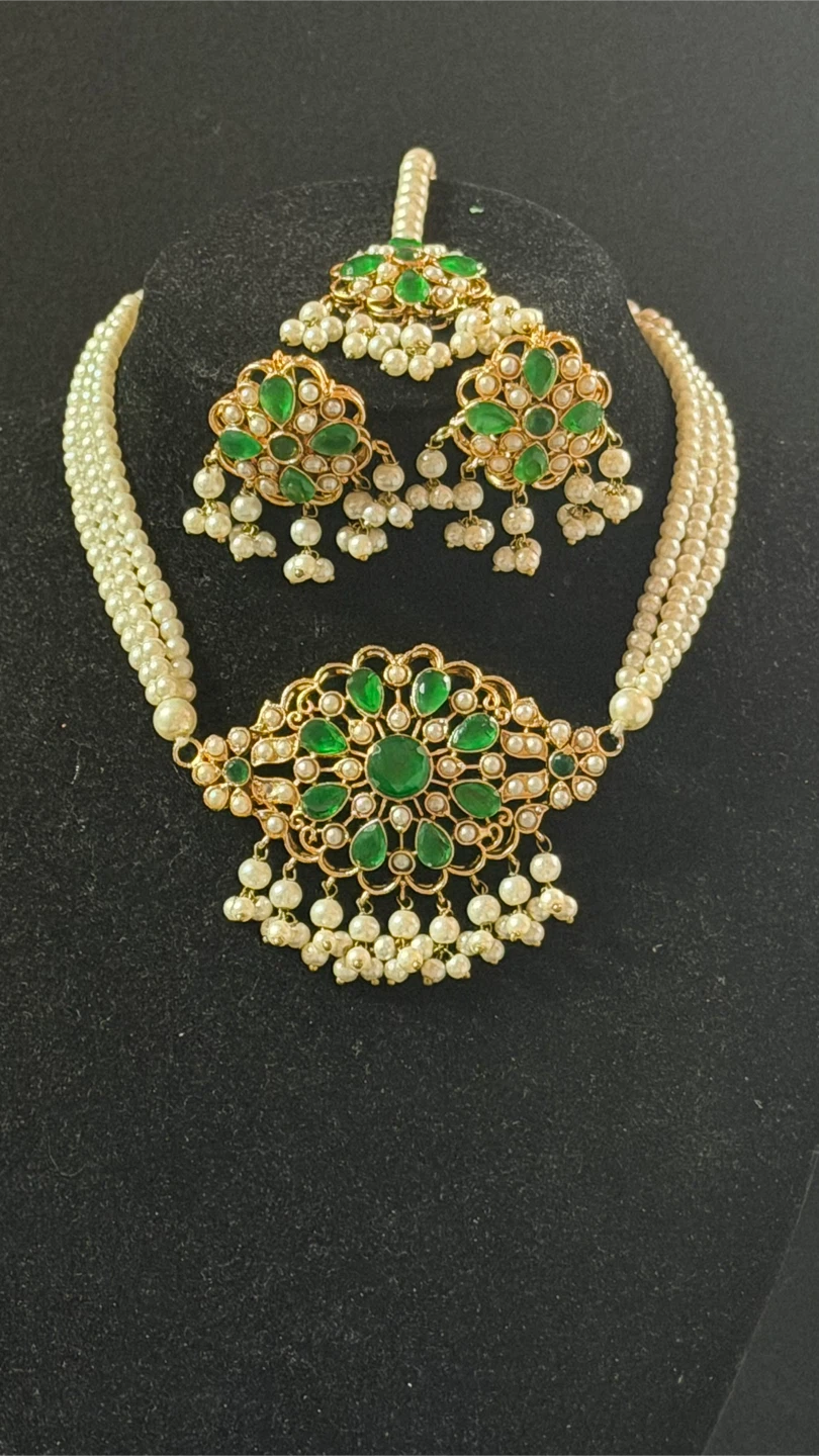 Gold-toned Choker Necklace Set with Green Stones and Pearls - photo 2